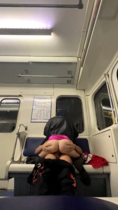 Порно секс в автобусе в метро