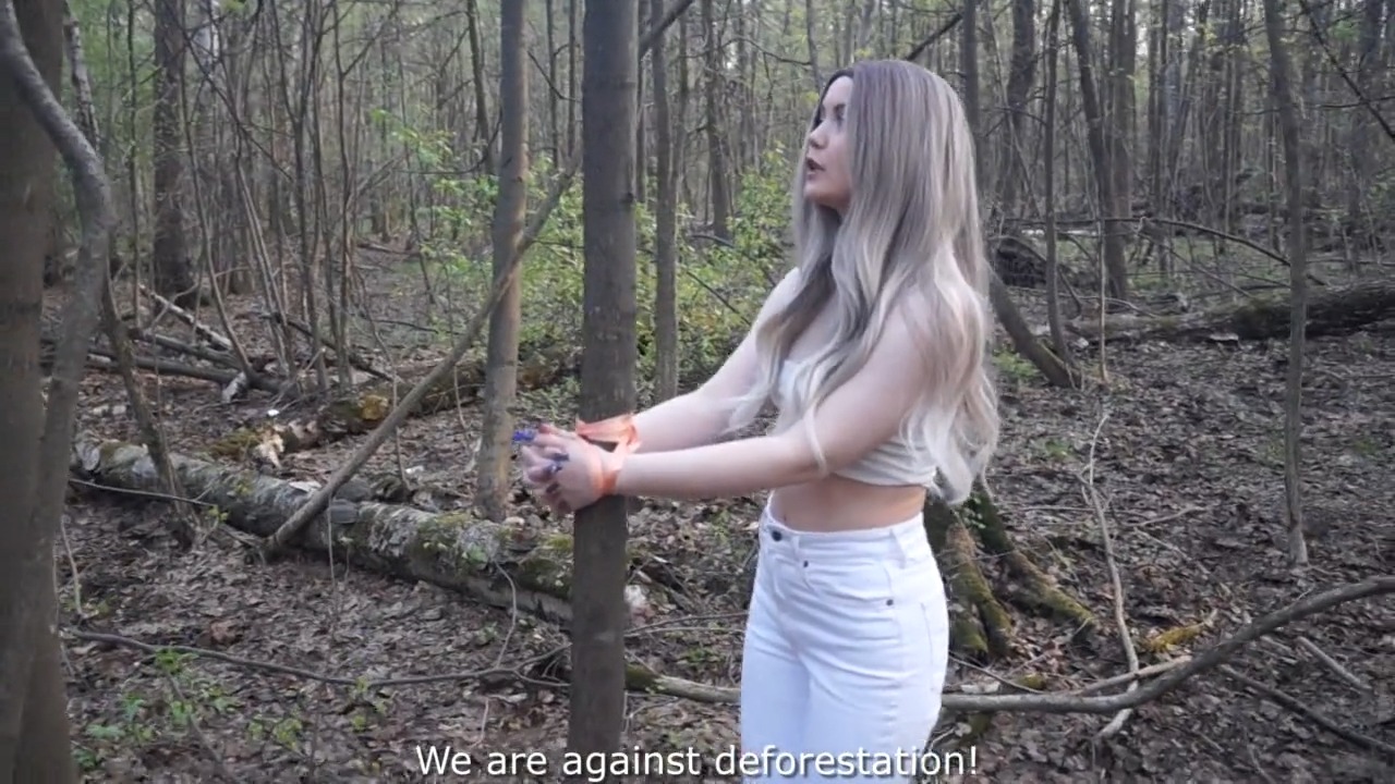 Секс в лесу — экологично! Ты связана, так что давай соси публично