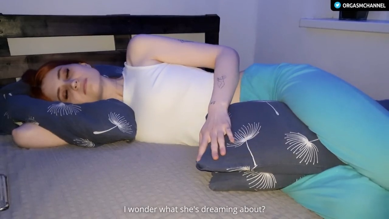 Девушка трахает подушку: 3000 бесплатных порно видео