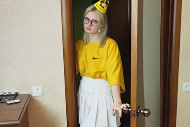 Мне 18, ура! Трахни меня, сводный брат, кончить можно прямо туда 😏