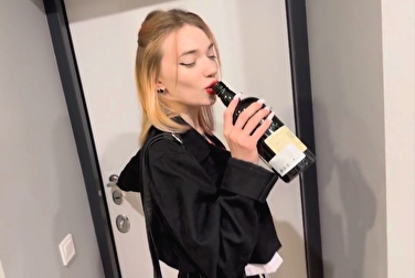 Ну что ж ты у меня такая блядь? Пьяная пришла и сразу сосать