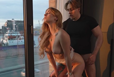 Он в меня кремпай заливает, пока за нами с улицы наблюдают 👀
