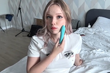Это вибратор для дрочки, им надо не лицо массировать, а G точку!