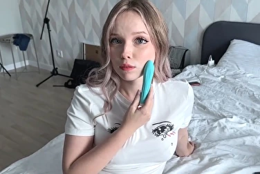 Это вибратор для дрочки, им надо не лицо массировать, а G точку!