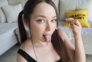 Порол, сунул палец в попку, отъебал — а я сперму из презика слизала