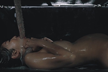 В азиатку какое-то щупальце вползло 🤯 А ты всё ещё не веришь в НЛО