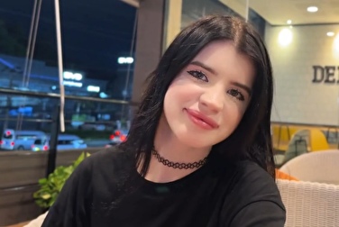 Тут всё наоборот 🔄 Не она, а он тарелочник, и за ужин её ебёт