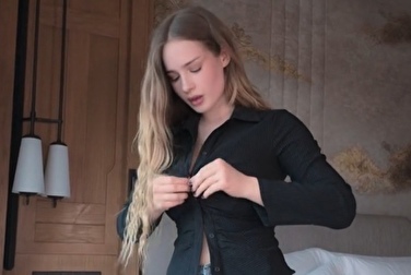 Она такая милашка 😍 Как думаете, смогу её трахнуть через шантаж?