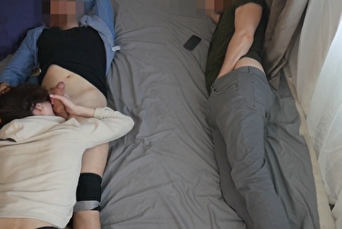 Муж с лучшим другом снимают домашнее порно, трахая в спальне жену онлайн