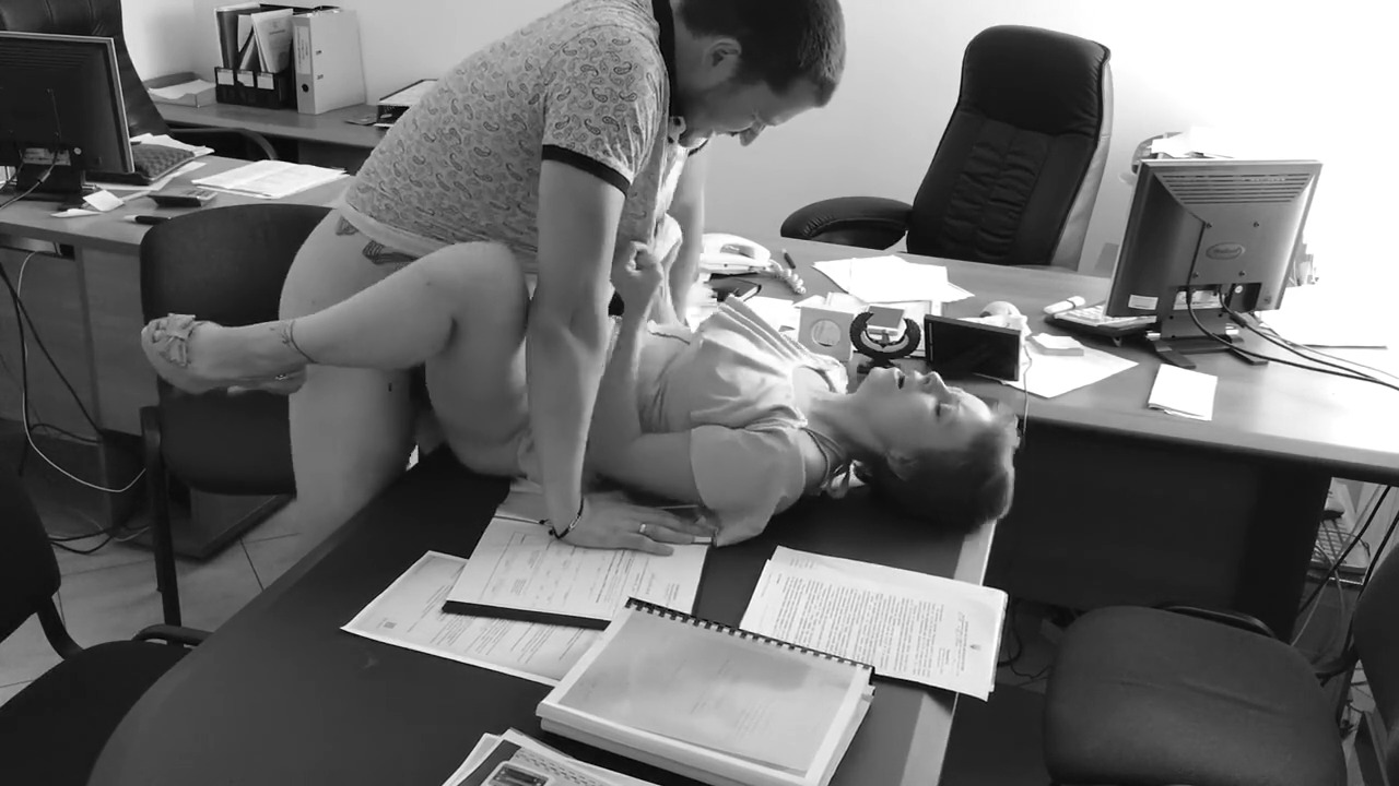 Начальник наказывает сексуальную секретаршу на офисном столе