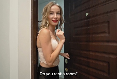 Симпатичная девушка получает восхитительный секс на квартире незнакомца